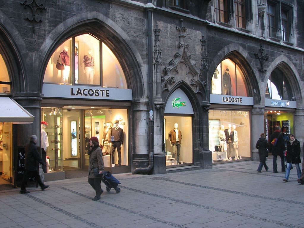 Lacoste  (Foto: Wikimedia Commons)