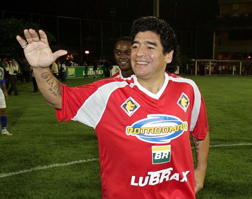 Diego Armando Maradona entra em campo para disputa de uma partida beneficente, no CFZ, no Recreio dos Bandeirantes, Zona Oeste do Rio de Janeiro — Foto: Marcos D'Paula/Estadão Conteúdo/Arquivo