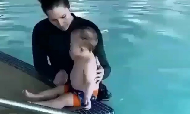 Vídeo começa com bebê sentado na borda da piscina, de costas para a água (Foto: Reprodução/Instagram/Pensil Berkata)
