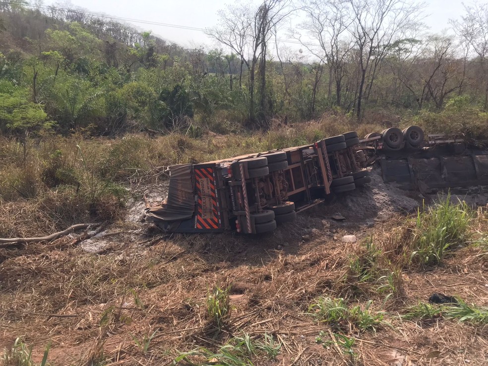 Carreta transportava 46 toneladas de algodão em caroço — Foto: Walter Quevedo/TV Centro América