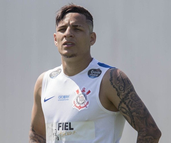 Arana deixa treino do Corinthians com médico e vira dúvida para clássico