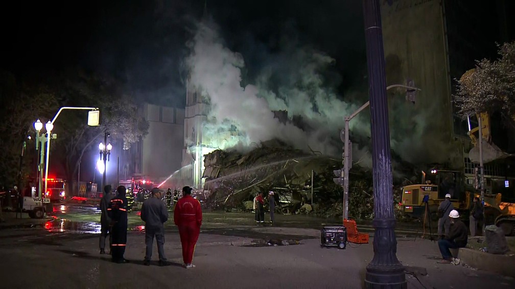 Bombeiros continuam combate a focos de incêndio no prédio que desabou em São Paulo (Foto: Reprodução/TV Globo)