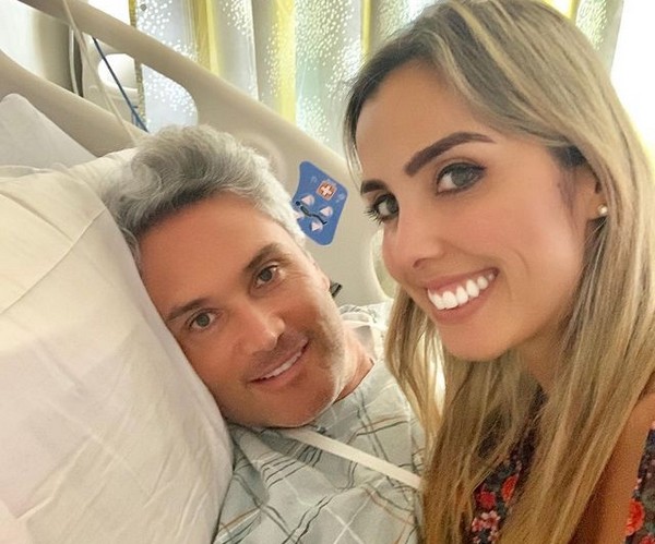 O jornalista Edgardo del Villar com a esposa, a também jornalista Carolina Novoa, durante um período em que ele esteve internado (Foto: Instagram)