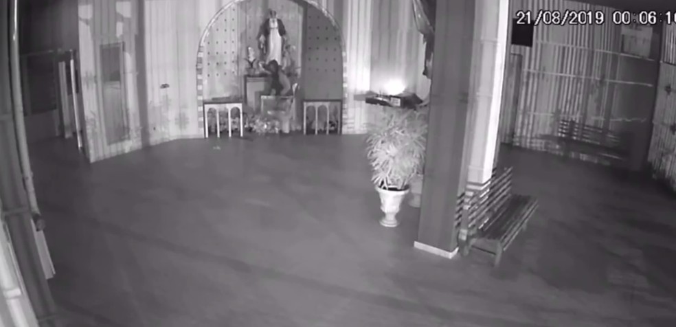 Camera De Seguranca Flagra Homem Furtando Portoes De Bronze De Igreja Em Jundiai Sorocaba E Jundiai G1