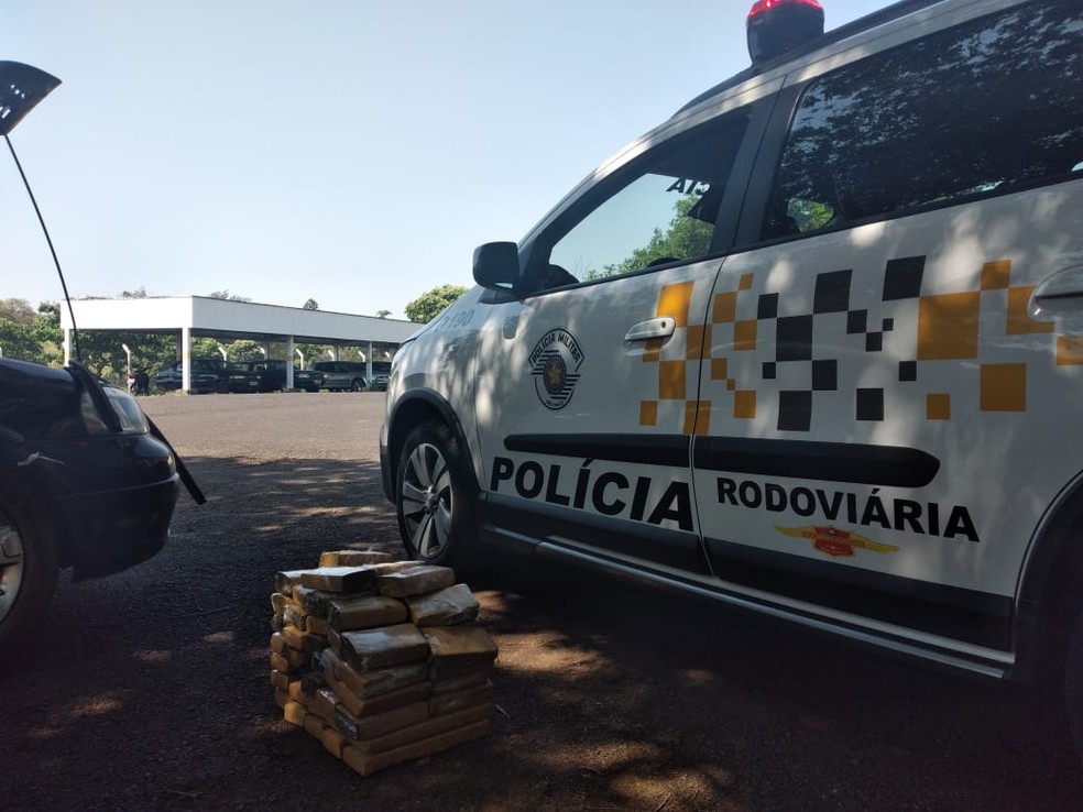 Polícia encontrou 60 tijolos de maconha escondidos em carro em Assis — Foto: Polícia Rodoviária/Divulgação