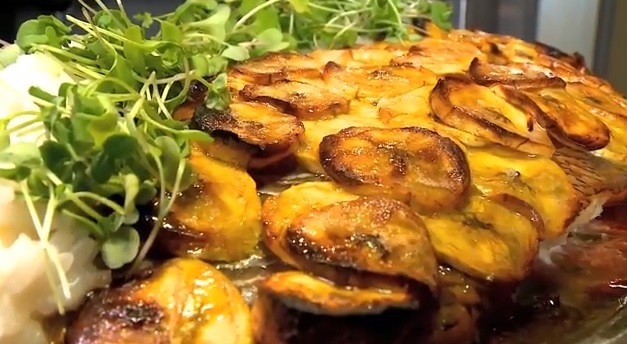 Aprenda a fazer a receita de peixe na crosta de banana