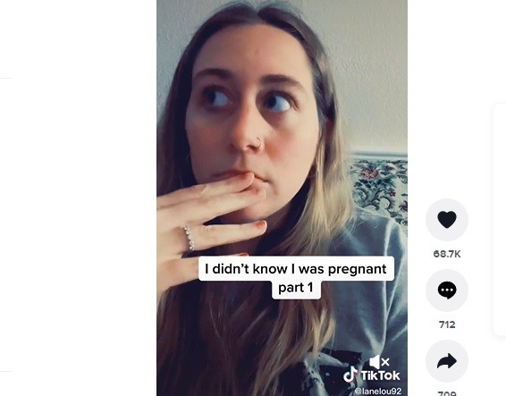 Mulher achou que estava sofrendo um aborto no início da gravidez, mas estava dando à luz bebê à termo (Foto: Reprodução/ TikTok)