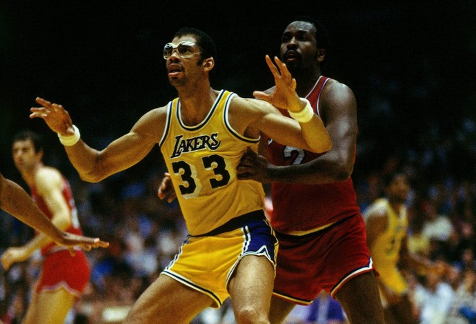 Moses Malone Kareem Abdul-Jabbar Philadelphia 76ers Los Angeles Lakers NBA (Foto: Getty Image/ Andrew D. Bernstein /NBA)