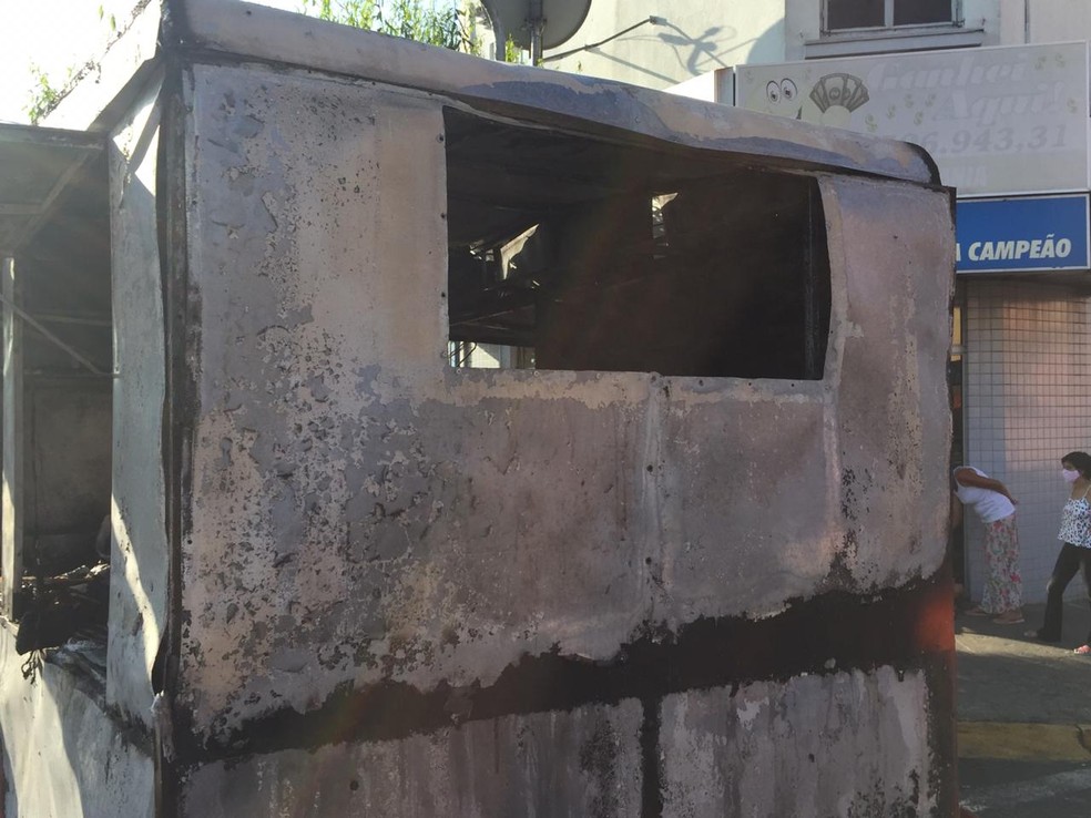 Fogo destruiu trailer na feira livre da Avenida Manoel Goulart — Foto: Murilo Zara/TV Fronteira 