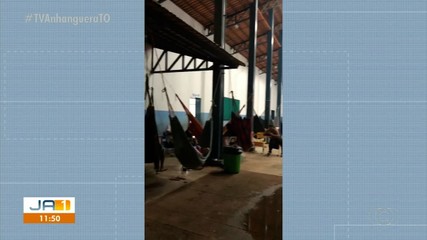 Pais montam acampamento em escola de Ponte Alta para conseguir matricular os filhos