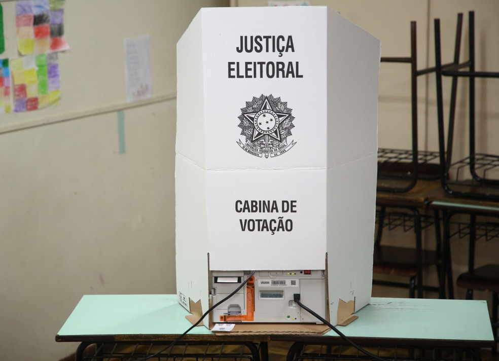 Eleitor é preso por filmar voto na urna eletrônica em Sobral, no Ceará — Foto: Giuliano Gomes/PRPress