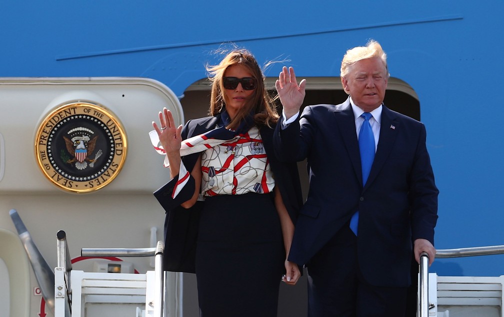 Presidente dos EUA, Donald Trump, e a primeira-dama, Melania Trump, chegam aeroporto de Stansted, perto de Londres, no Reino Unido, nesta segunda-feira (3)  — Foto: Hannah McKay/ Reuters 