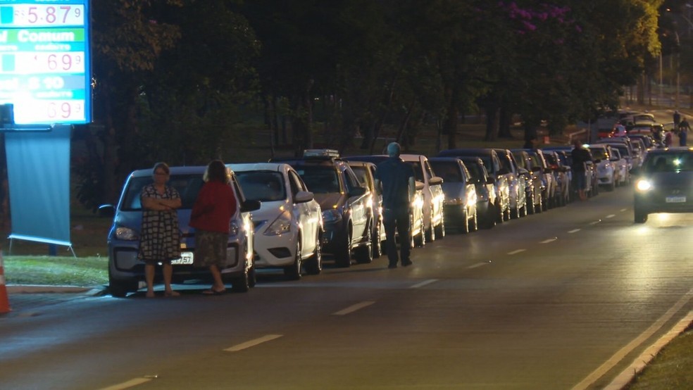 Associação das distribuidoras cogita possibilidade de desabastecimento de gasolina e diesel para novembro — Foto: Reprodução TV Globo