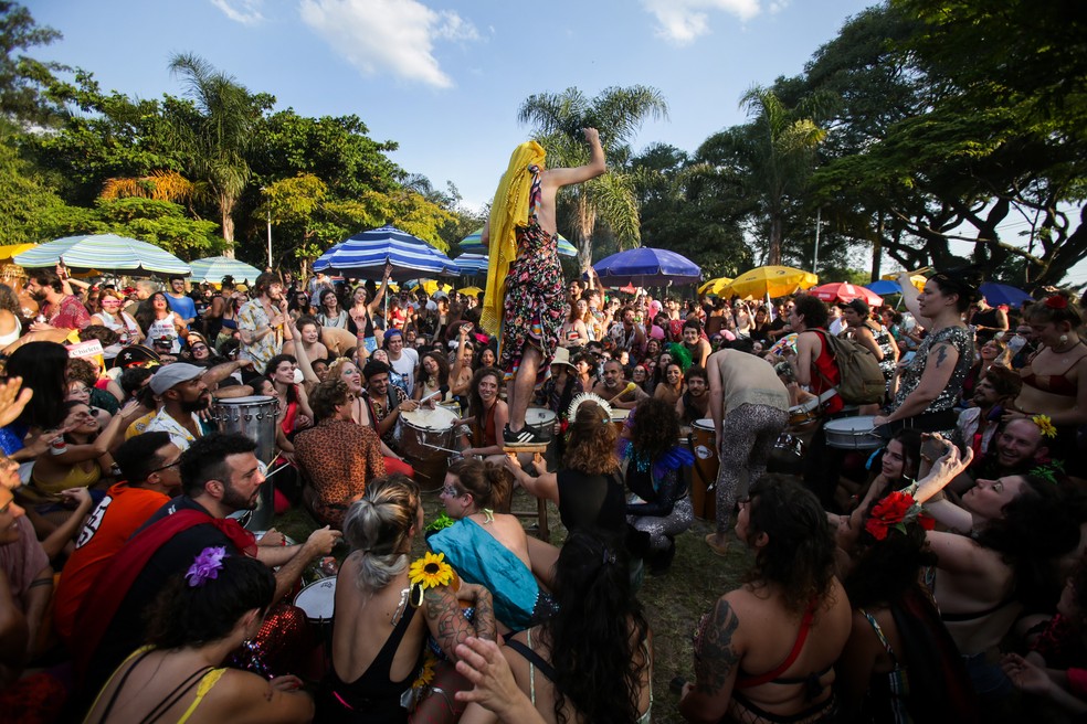 Foliões no bloco Baco do Parangolé, na Praça Aureliano Leite, no bairro da Água Branca, zona oeste de São Paulo, nesta quinta-feira, 21 de abril de 2022.  — Foto: FELIPE RAU/ESTADÃO CONTEÚDO
