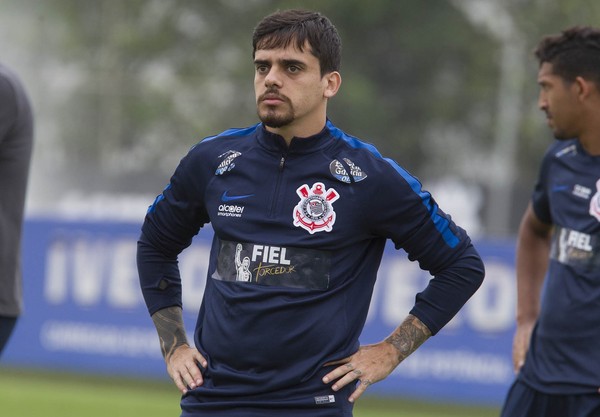 Entenda por que a comissão técnica do Corinthians está em alerta com Fagner