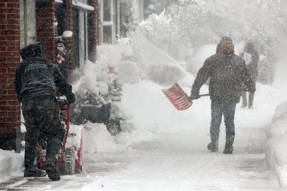 Homem retira neve acumulada de rua de Buffalo, Nova York, durante onda de frio nos EUA — Foto: Lindsay DeDario/Reuters