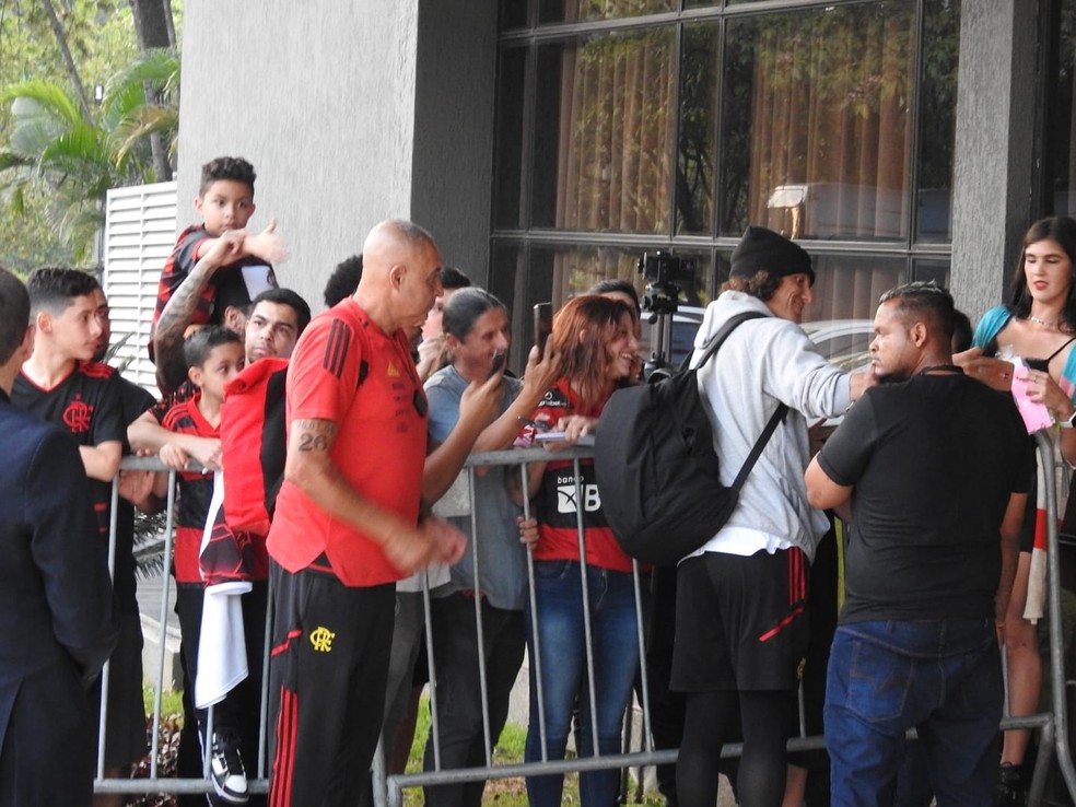 David Luiz atende torcedores para fotos na porta do hotel em São Paulo — Foto: Fred Gomes / ge
