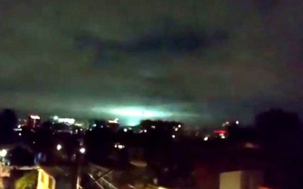 As luzes apareceram em diferentes partes do México durante o terremoto (Foto: Reprodução/Twitter/@orlaherrera)