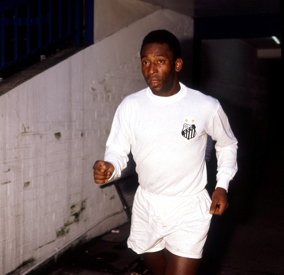Pelé nos corredores da Vila Belmiro — Foto: Reuters