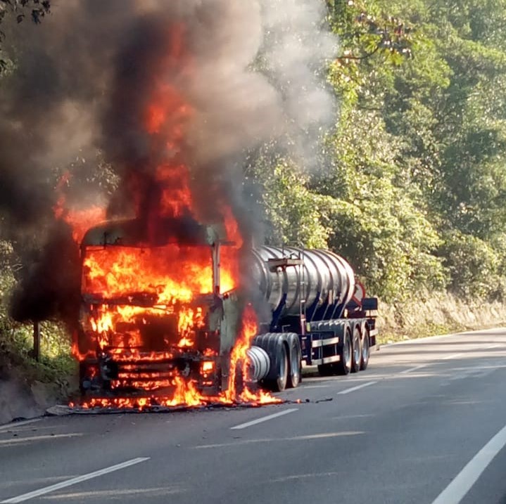 Carreta que transportava soda cáustica pega fogo e bloqueia a rodovia Anchieta, SP