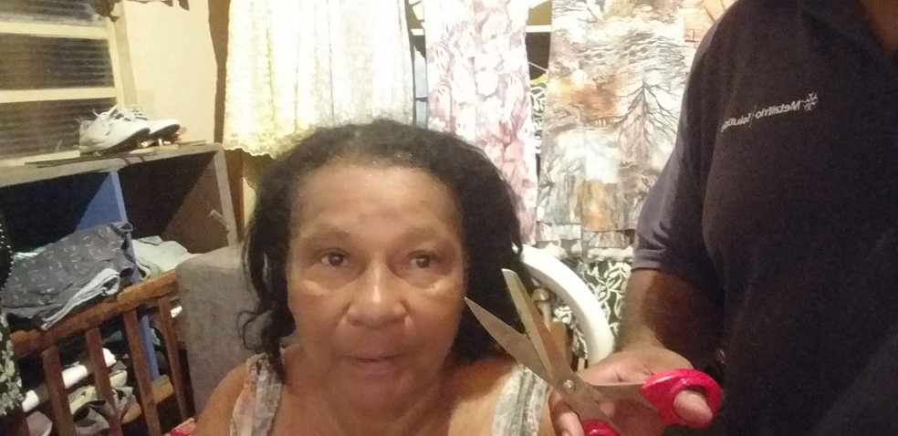 Familiares raspam a cabeça para apoiar paciente em tratamento de câncer de mama — Foto: Cássia Régia Sonvesso Sperini