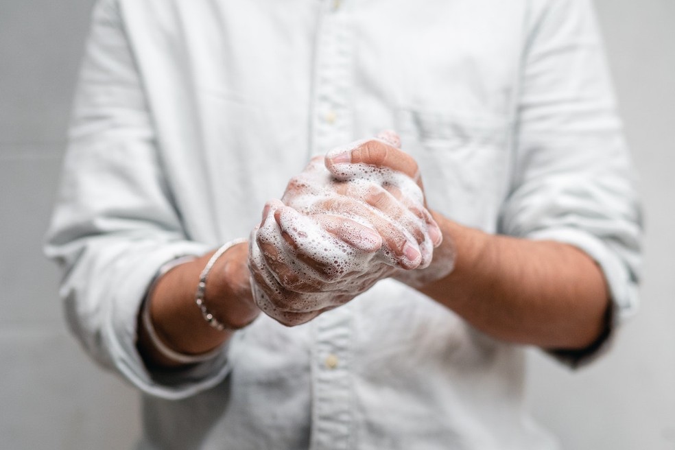 Antes de iniciar qualquer receita, é importante lavar as mãos com água e sabão — Foto: Pexels