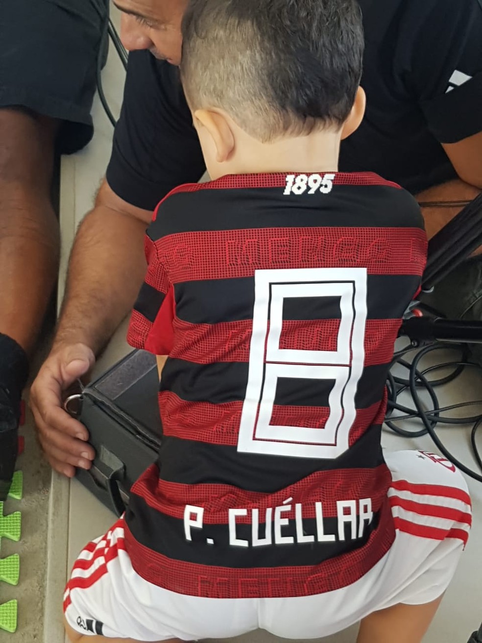 Paolo Cuéllar com a camisa 8 do pai — Foto: Marcelo Baltar