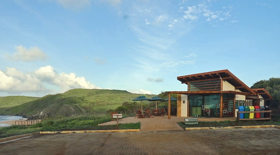 Posto de controle da praia do Leão em Fernando de Noronha — Foto: Fábio Tito/G1