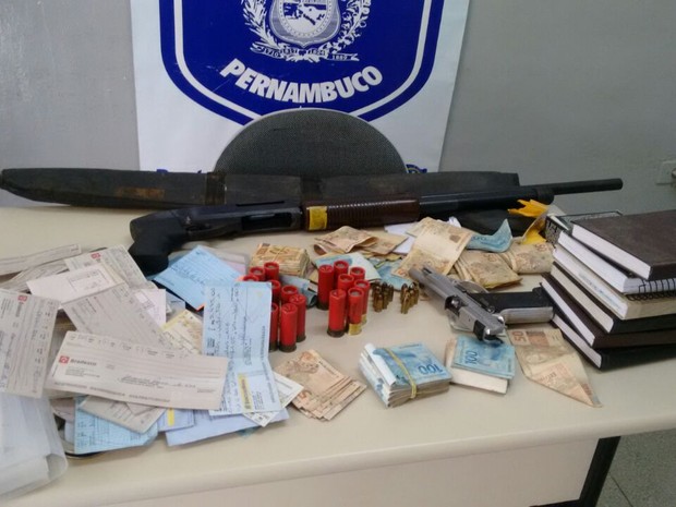 Armas e munição foram apreeendidas com o vereador (Foto: Ascom Polícia Civil de Pernambuco)