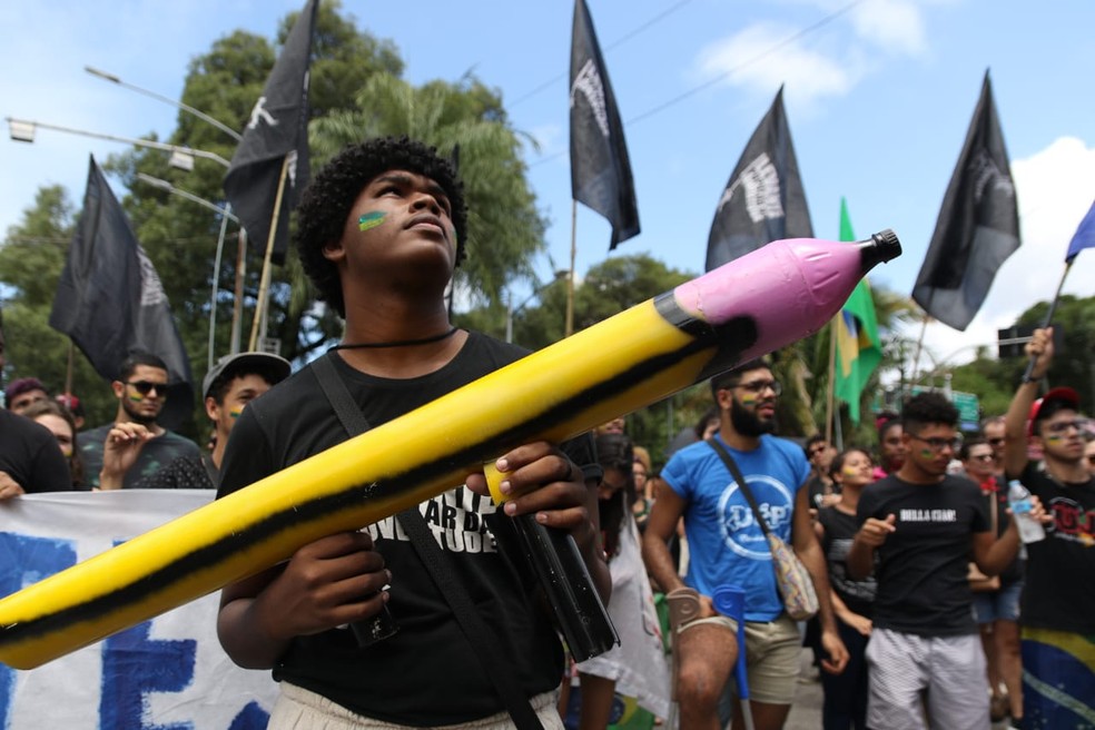 RECIFE, 11h20: Estudante usa lápis como 'arma' durante manifestação pelas ruas da capital pernambucana — Foto: Marlon Costa/Pernambuco Press