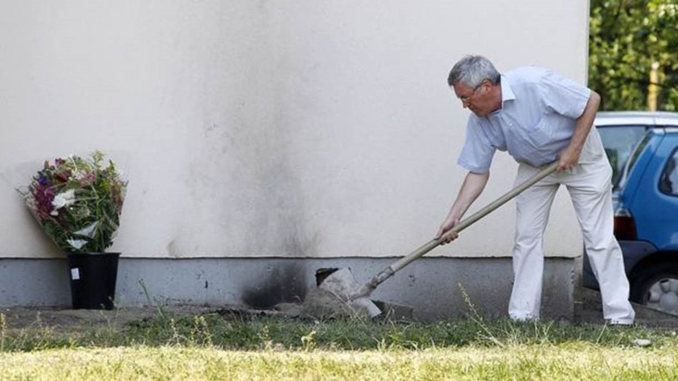 Um homem colocou fogo em si mesmo no estacionamento da France Télécom em Bordeaux. 'Vocês mataram meu pai', disse a filha dele, no julgamento — Foto: AFP