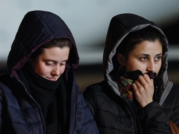 Greta Ramelli (esquerda) e Vanessa Marzullo chegam ao aeroporto militar de Ciampino, perto de Roma, na manhã de sexta-feira (16), após serem libertadas na Síria (Foto: AP Photo/Riccardo De Luca)