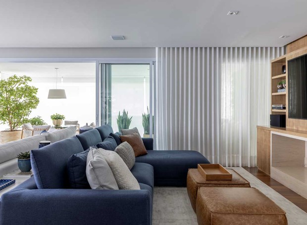 HOME THEATER | No projeto Silvana Lara Nogueira, o azul dá o tom ao apartamento, como neste ambiente com sofás da Ilustre. Lareira da Lazer & Cia (Foto: Rafael Renzo / Divulgação)