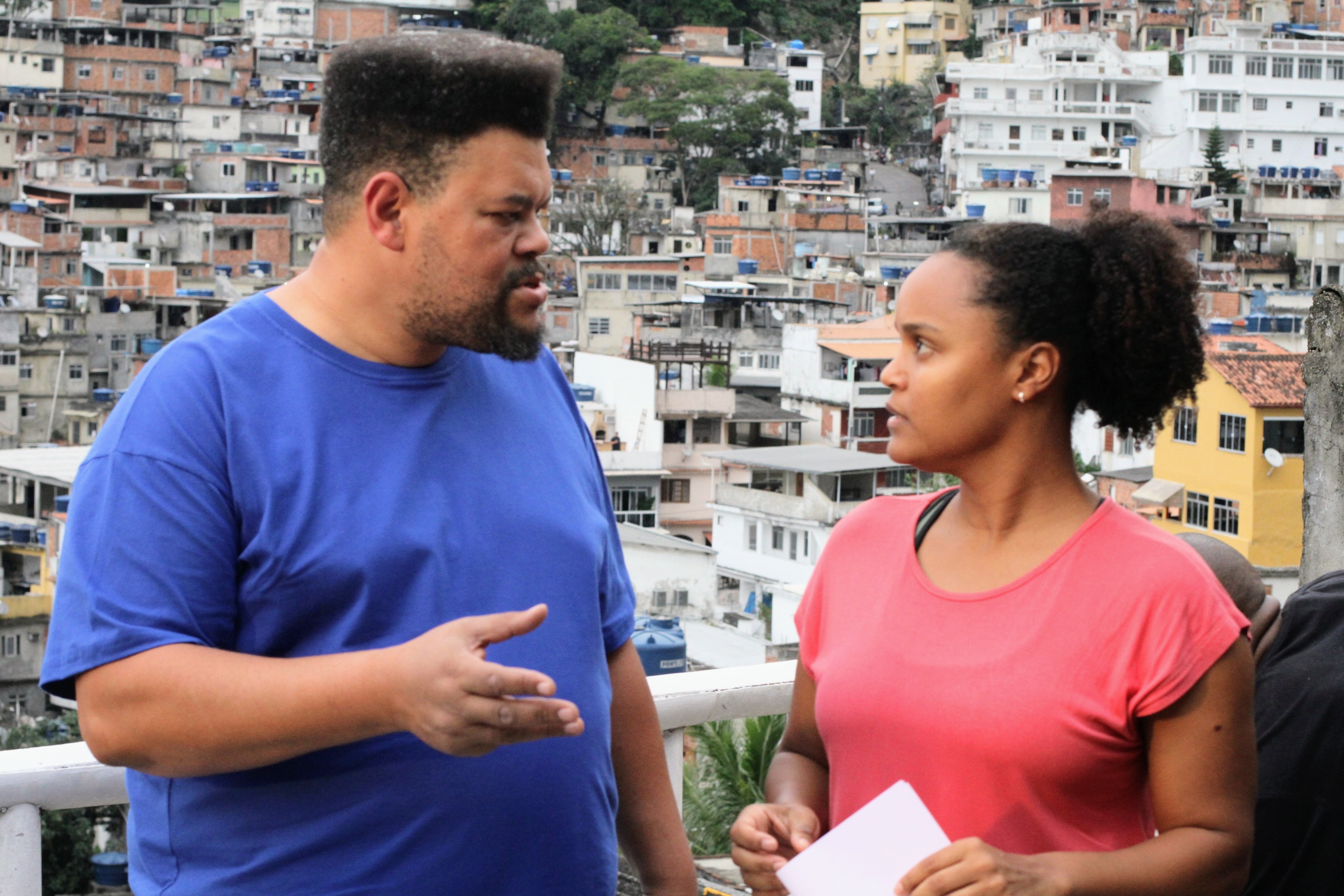 Babu Santana e Cíntia Rosa filmam A Festa de Léo no Vidigal (Foto: Daniel Delmiro/AgNews)