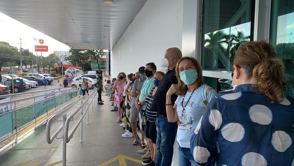 Fila no maior colégio eleitoral de Natal na manhã deste domingo (15) — Foto: Anna Alyne Cunha/Inter TV Cabugi