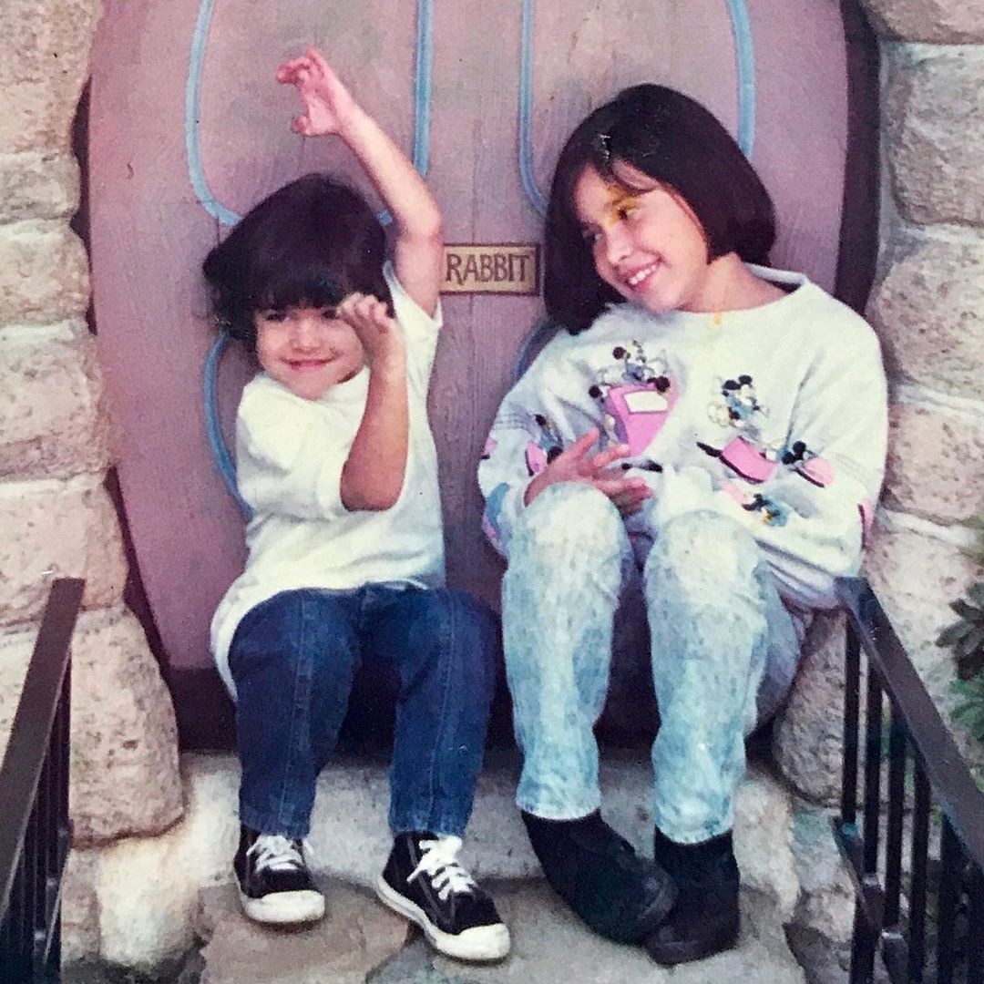 Giselle Itié, à direita, aos 10 anos, brinca com sua irmã, aos 6  (Foto: Reprodução/Instagram)