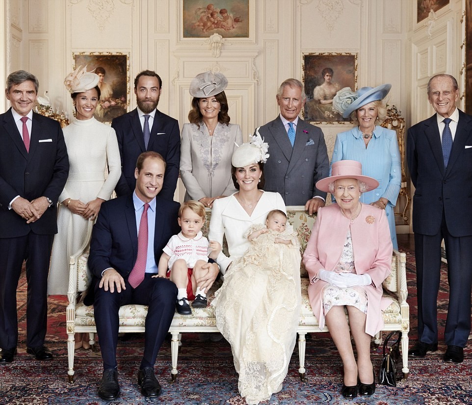 O batizado da princesa Charlotte, filha de Kate Middleton e do príncipe William, pelas lentes de Mario Testino (Foto: Divulgação)