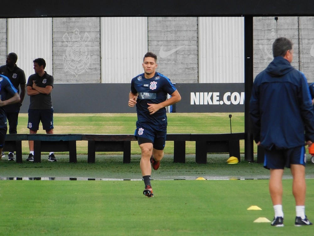 Atlético-GO negocia com volante do Corinthians, que pretende emprestá-lo