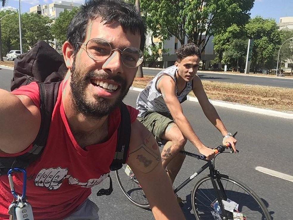 O ciclista da ONG Rodas da Paz Raul Aragão durante passeio com o amigo David Alexandre Melo em Brasília (Foto: Reprodução)