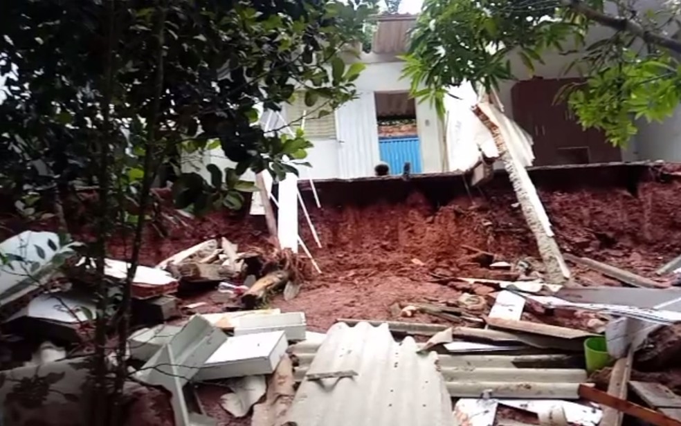 Metade da casa desabou para o fundo do lote no bairro Santa Luzia, em Aparecida de Goiânia — Foto: Reprodução/TV Anhanguera