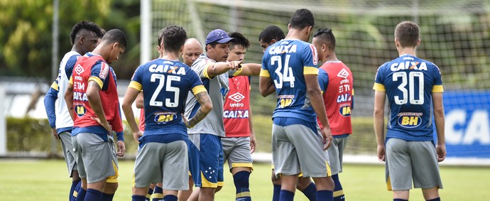 Zagueiros são poupaodos no último treino, antes de pegar o Santos