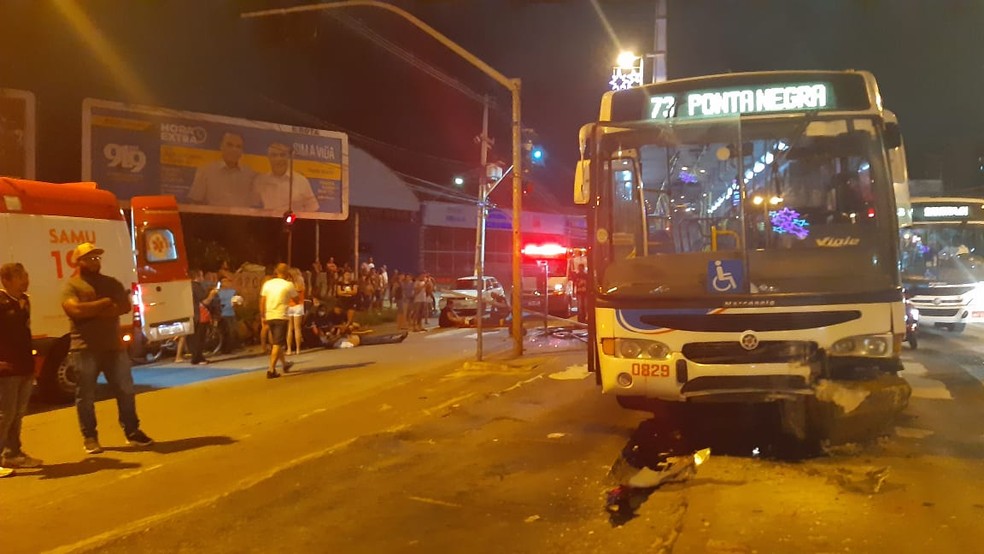 ônibus ficou avariado após bater em mureta em Natal, nesta quarta (22). Viatura do Samu foi ao local para atender feridos — Foto: Sérgio Henrique Santos/Inter TV Cabugi