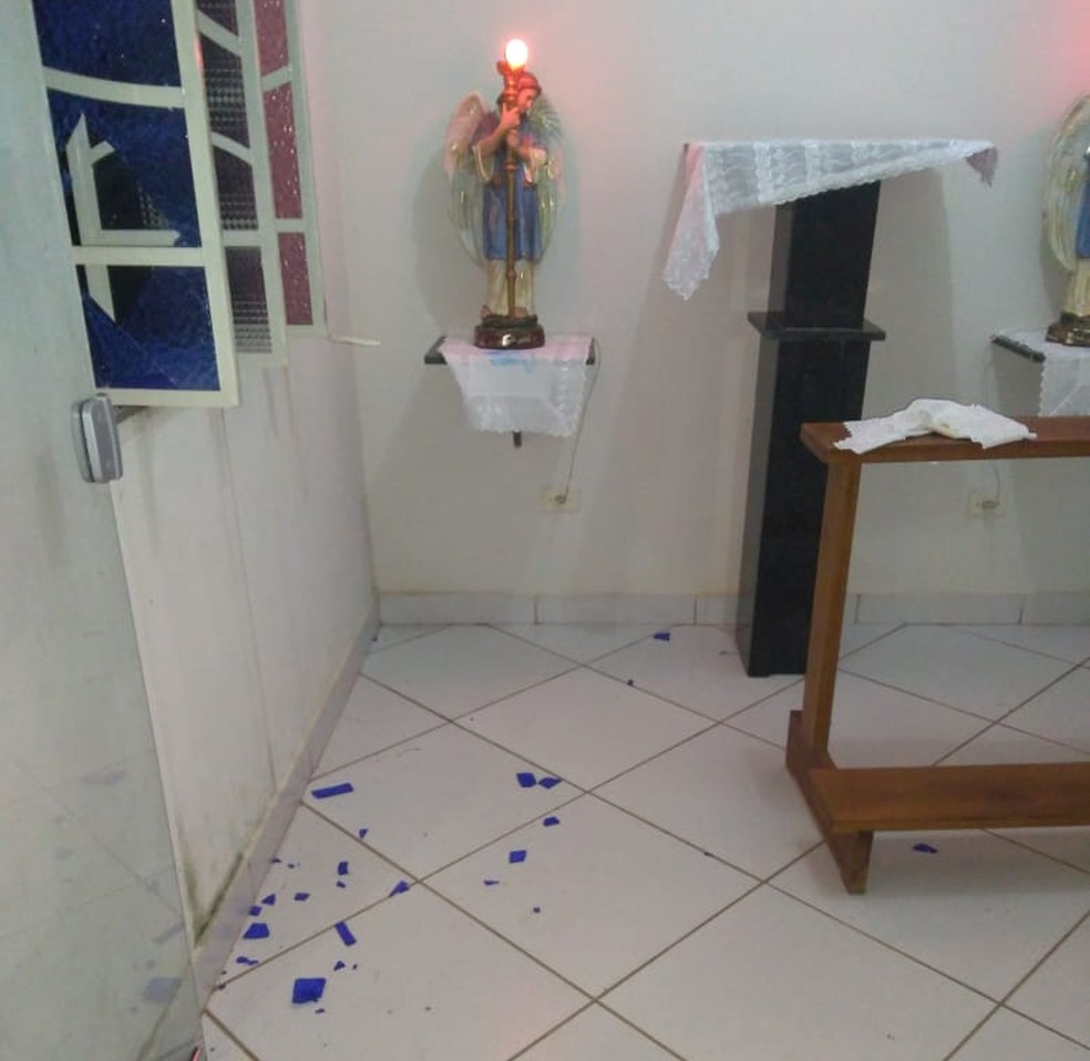 Criminosos quebraram janelas para invadir a Igreja Matriz de São José Operário, em Cocal de Telha, no Piauí — Foto: Reprodução