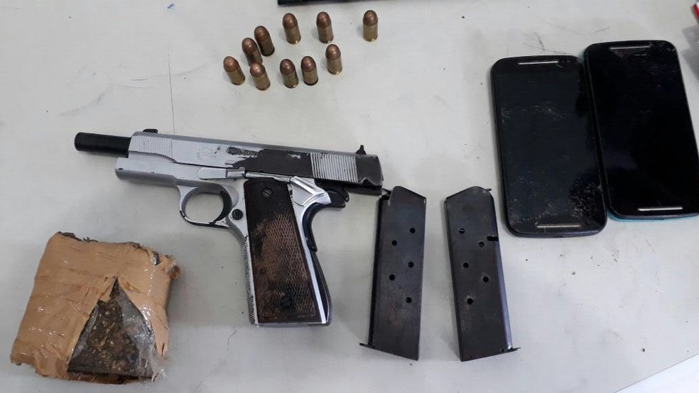 Pistola .45 encontrada com o homem que morreu eletrocutado foi apreendida durante opera&ccedil;&atilde;o das pol&iacute;cias Civil e Militar (Foto: Pol&iacute;cia Militar/Divulga&ccedil;&atilde;o)
