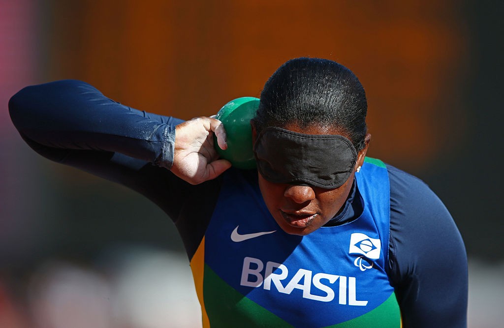 LONDON, ENGLAND - SEPTEMBER 05:  Izabela Campos of Brazil competes in the Women's Shot Put F11/F12 Final on day 7 of the London 2012 Paralympic Games at Olympic Stadium on September 5, 2012 in London, England.  (Photo by Michael Steele/Getty Images) (Foto: Getty Images)