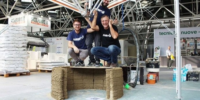 Idealizadores do projeto mostram resistência dos blocos impressos com lama (Foto: Divulgação)