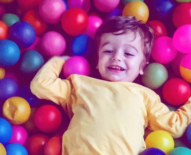 Rocco brinca em piscina de bolinhas (Foto: Reprodução/Instagram)