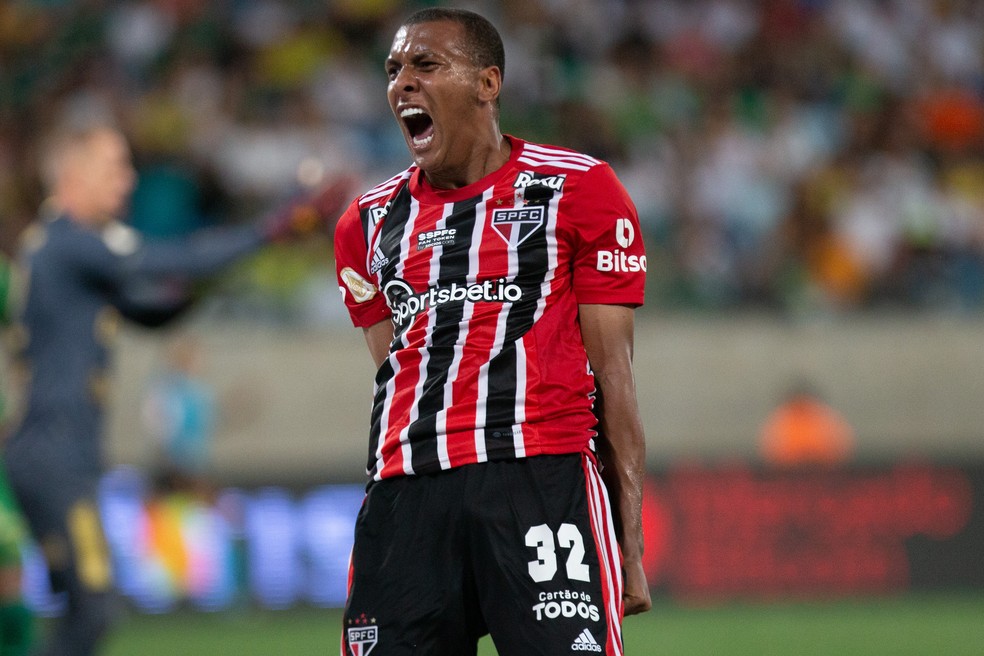 Luizão comemora gol em Cuiabá x São Paulo — Foto: Gil Gomes/AGIF