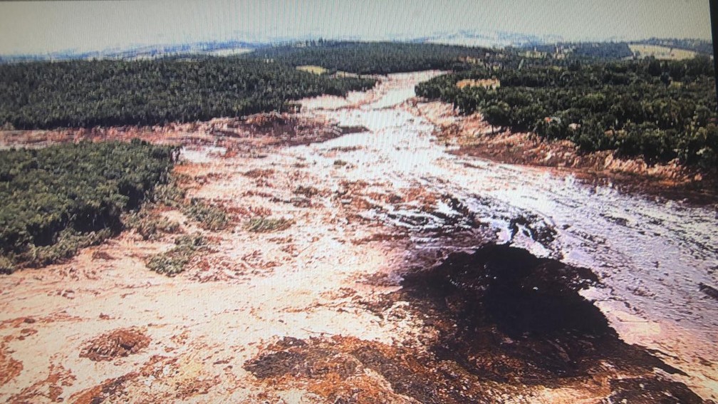 Barragem se rompe em Brumadinho (MG) — Foto: Globocop/Reprodução