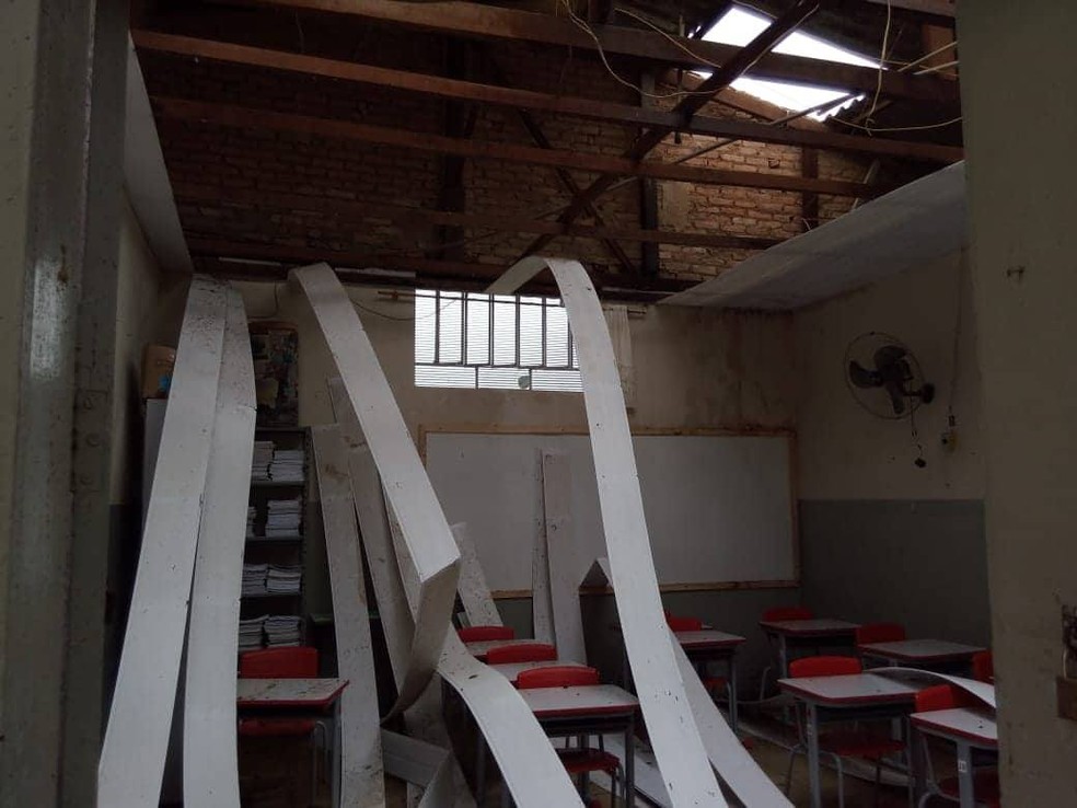 Escola foi destelhada por causa de chuvas em Barbacena (Foto: Corpo de Bombeiros/Divulgação)